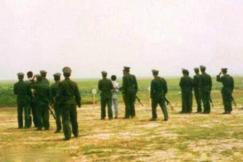 图为武警战士正在一处刑场处决被判死刑的罪犯.