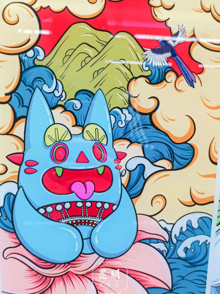 其中不乏 融合了昆明地标建筑的画作,与瓦猫搭配得相得益彰,色彩丰富