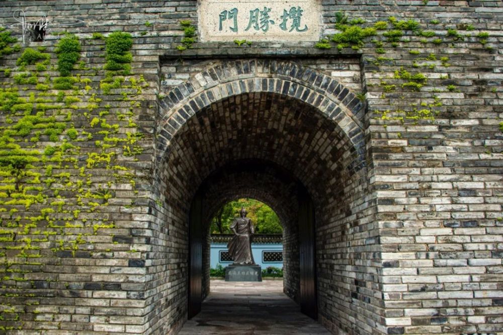临海有个顾景楼,就建在揽胜门上面,古城风光可尽收眼底