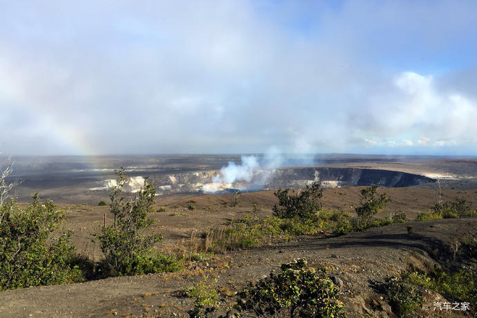 面积是所有其它夏威夷群岛总面积的两倍,而且不断爆发的活火山仍在