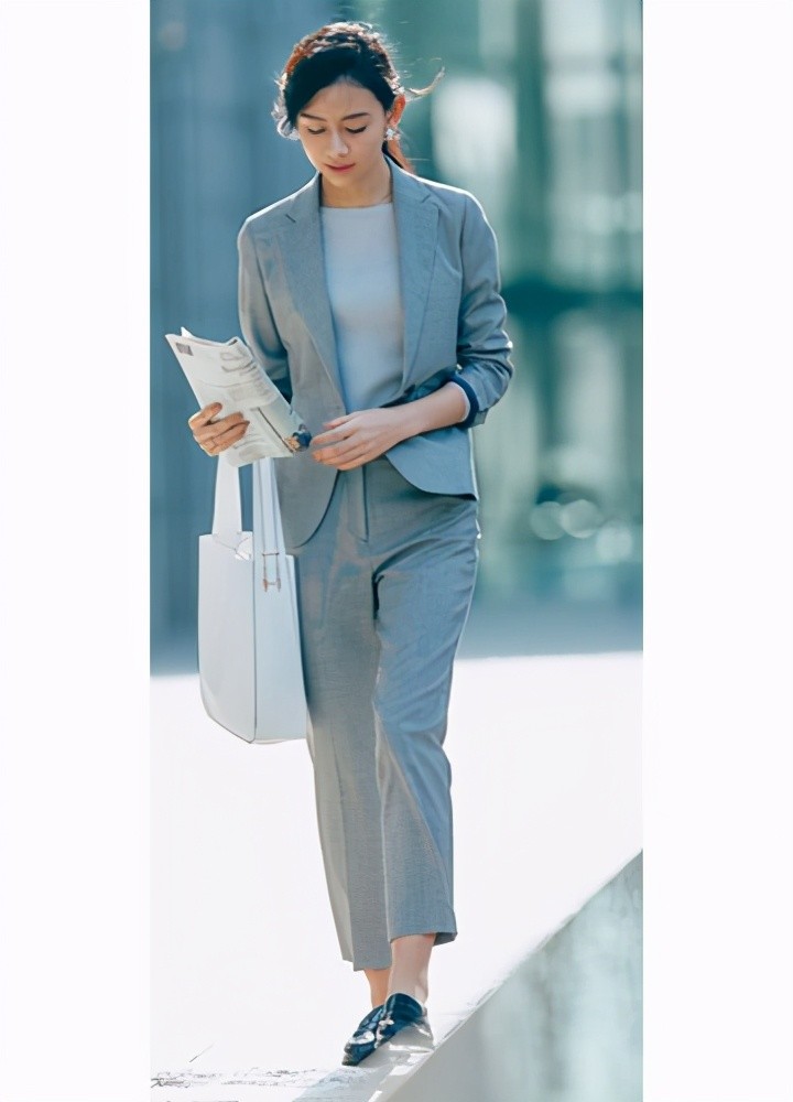 女性商务办公室风格如何搭配,通勤商务灰色系搭配指南,时尚办公室搭配