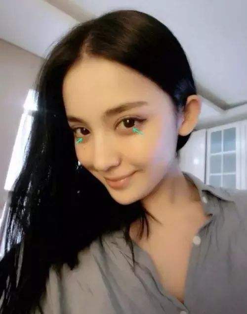 大概是新疆女生五官偏大,眼窝比较深的关系,古力娜扎,迪丽热巴同样有