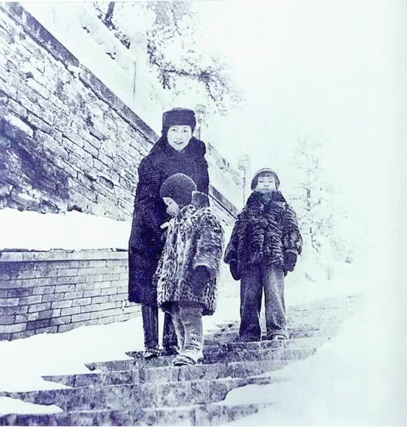 1936年,林徽因与女儿梁再冰,儿子梁从诫在公园游玩!