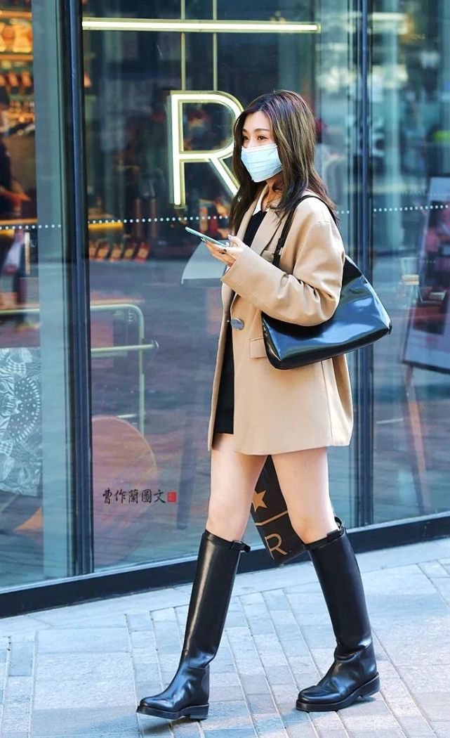 街拍:高筒靴美女,不仅帅气,而且年轻