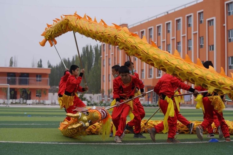 疏附县明德小学舞龙队的同学们正在训练舞龙.