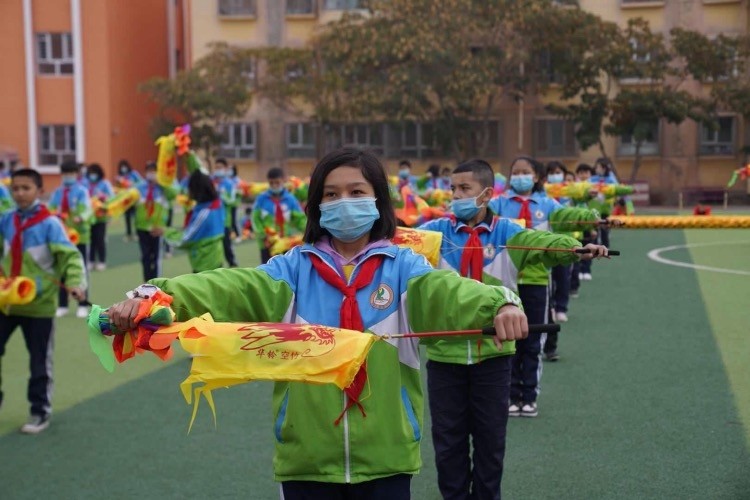 课间操上,疏附明德小学的老师带领学生跳"彩龙舞".