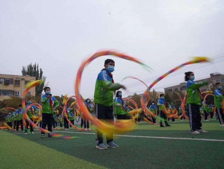 课间操上,疏附明德小学的学生们在跳"彩龙舞".