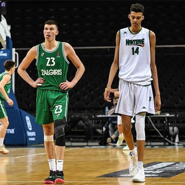 16岁天才单挑戈贝尔!臂展长达2米44,nba球队为他摆烂