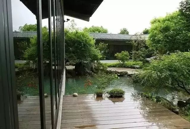 这座世外桃源般的院子只需一眼便挪不开目光了