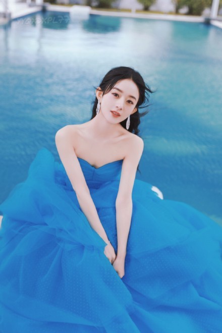 赵丽颖明蓝色公主蛋糕裙温婉大气