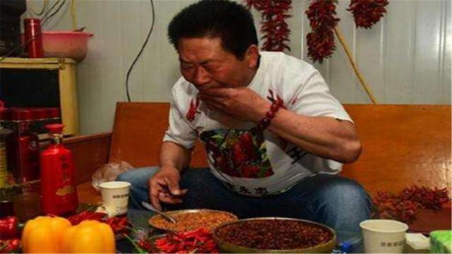中国辣王李永志,每天吃5斤辣椒喝高度白酒,现在身体咋样了?
