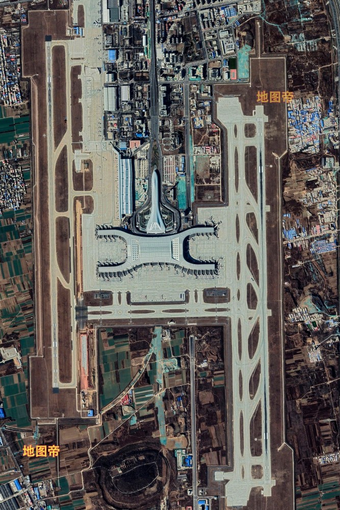 航拍郑州新郑国际机场造型像轰炸机
