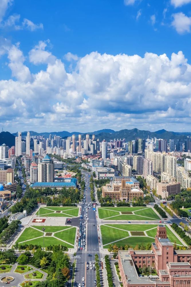 今日的大连人民广场.图/视觉中国