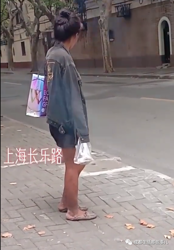 实拍上海街头流浪女,盘着丸子头碎碎念,网友:我很想帮助她