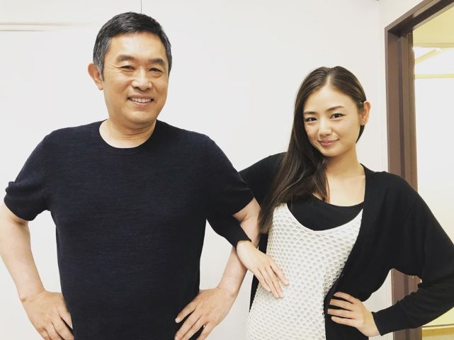 担任了当时的日本首相野田佳彦的保镖,年轻漂亮的石田萌美担任首相的