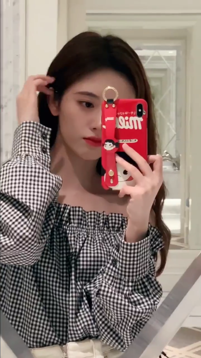 美图|小鞠手机自拍挡住脸了,可挡不住她的绝美容颜