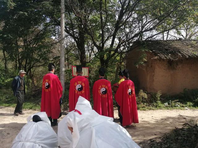 如今农村老人去世办白事自然方方面面都不能马虎