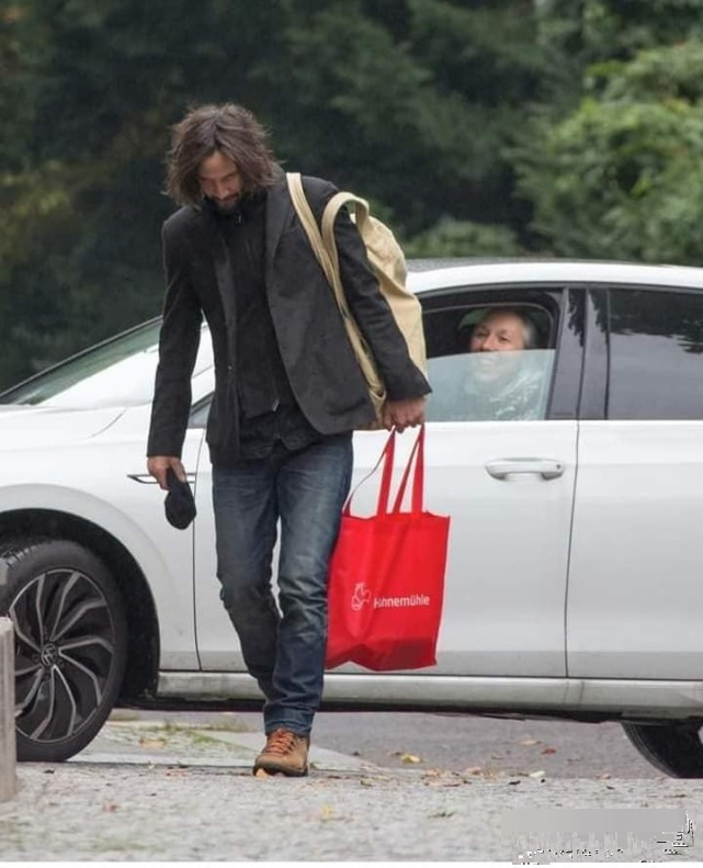 56岁基努里维斯与女友吻别,却被误以为是流浪汉,网友