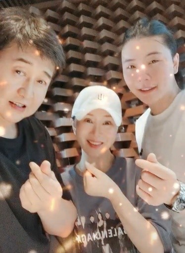 付笛声尹相杰聚会心情好,28岁儿子近照宛若女生,女友是张光北女儿?