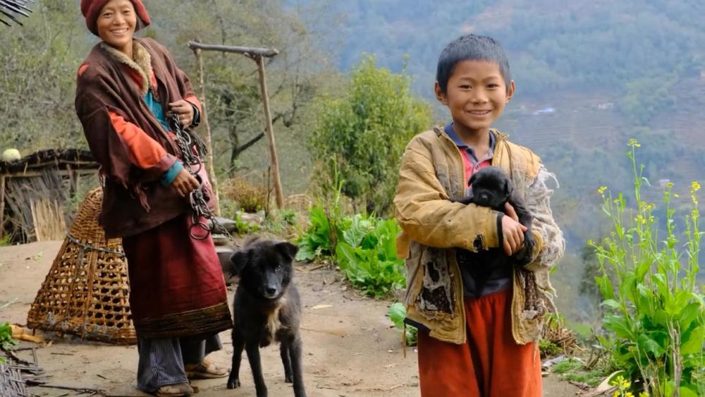 尼泊尔山区穷人的生活,住木棚穿着破旧的衣服,第一次见这么穷的