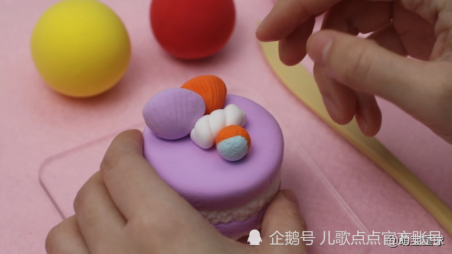 粘土做的水果蛋糕看起来好美味啊!
