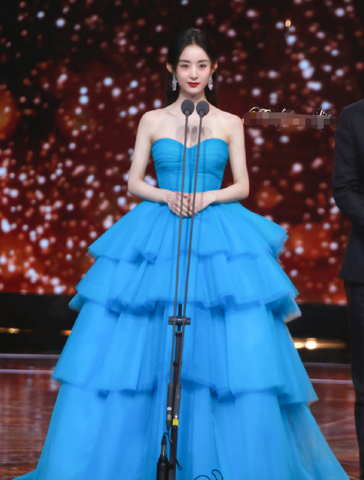 赵丽颖上金鹰节,穿"过季礼服"引热议,可效果却依旧很美呀