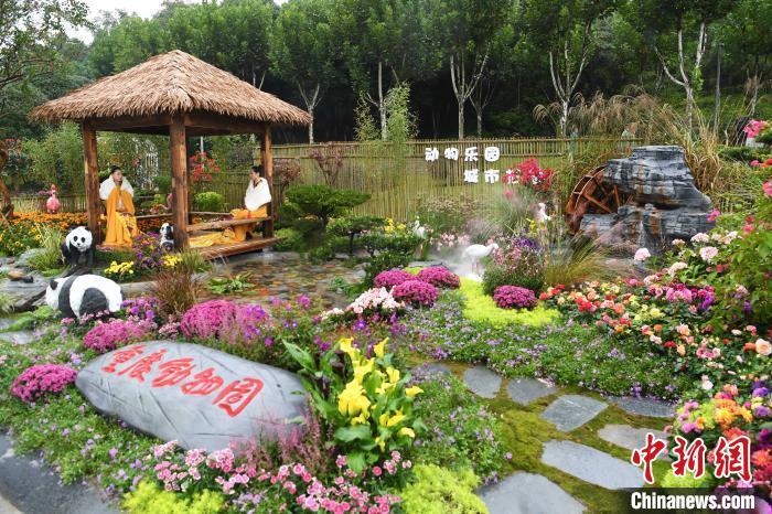 届长江上游城市花卉艺术博览会(简称城市花博会)在重庆园博园拉开帷幕