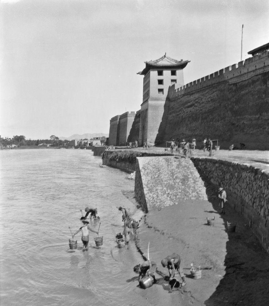 1920年兰州古城墙老照片,靠近黄河的古城墙与兰州黄河