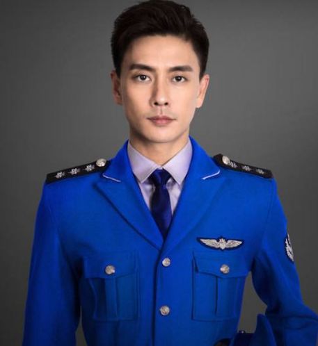男星穿军装,李易峰气宇轩昂,吴亦凡穿起来帅气的没谁了!