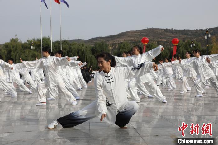 吴希会 摄10月20日,甘肃平凉市崆峒山下万人同舞崆峒太极拳.