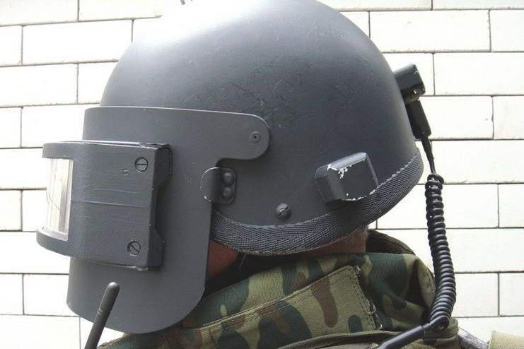 军用头盔倒底能不能防弹头盔挡住子弹会被扭断脖子是真的吗