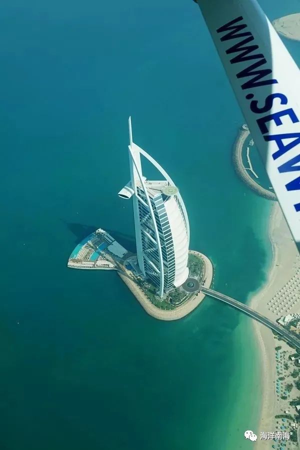 在波斯湾上空鸟瞰中国人民很熟悉的全球最奢华的七星帆船酒店