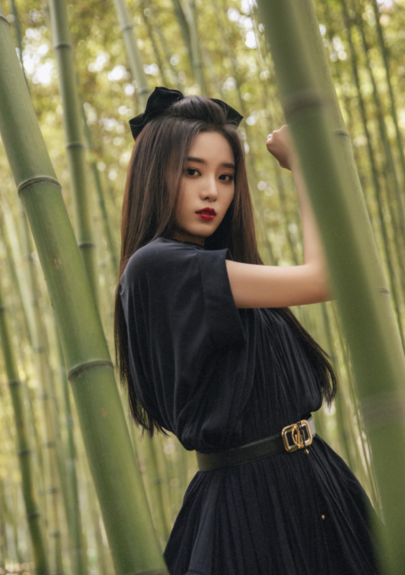 快给徐艺洋腰上份保险吧,穿裙配皮带后细得不敢想,真怕她闪了腰