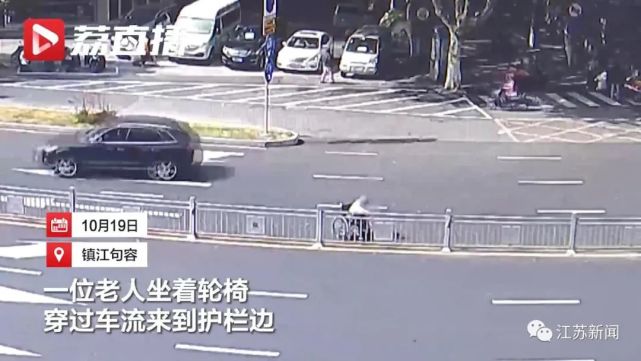 老人坐轮椅来到路中央,做出惊人举动:他,他连人带轮椅翻过去了!
