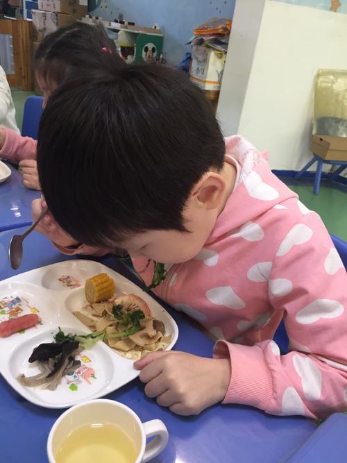 趴在桌子上一直低头吃饭,蹲坐在凳子上吃饭,这一系列的姿势,都可能