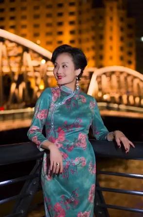 54岁演员李颖近照曝光,一身旗袍尽显女性优雅,儿女都是运动员