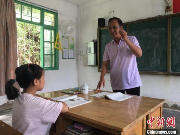 "在福建省三明市泰宁县朱口镇黄厝村,乡村教师黄福茂笑着说"但是,我