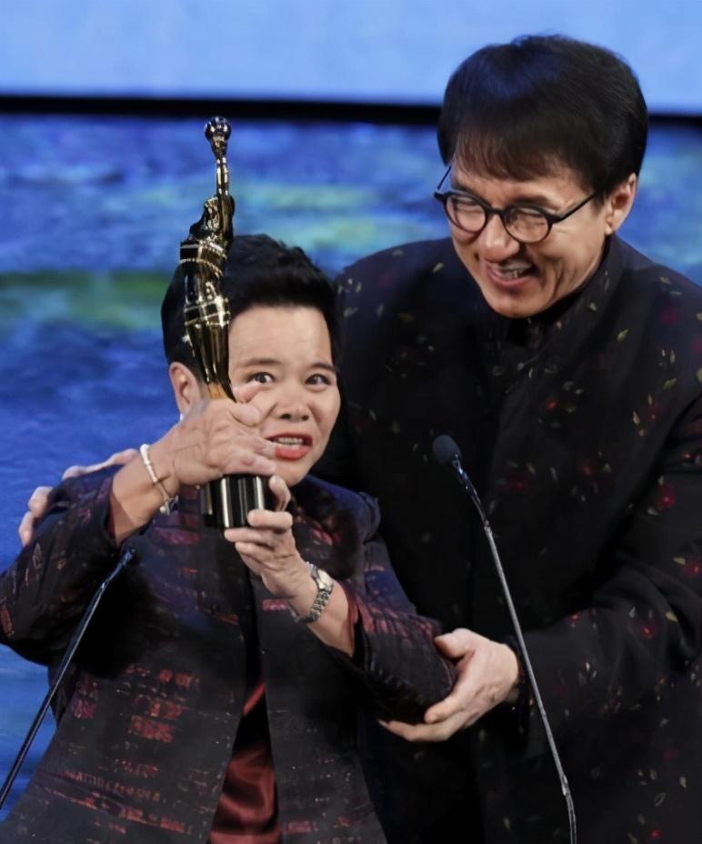 杨蓉莲,江湖人称"莲姐",还有个艺名"pauline".