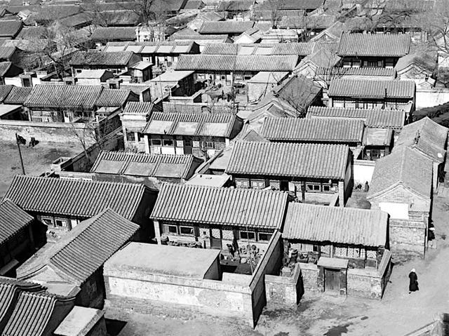 40年代北京四合院老照片,城墙上俯拍每户看的都很清楚