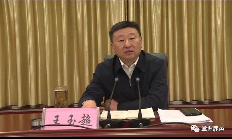 会上,各乡镇办事处和学校安全工作领导小组成员单位向王玉超递交鹿邑