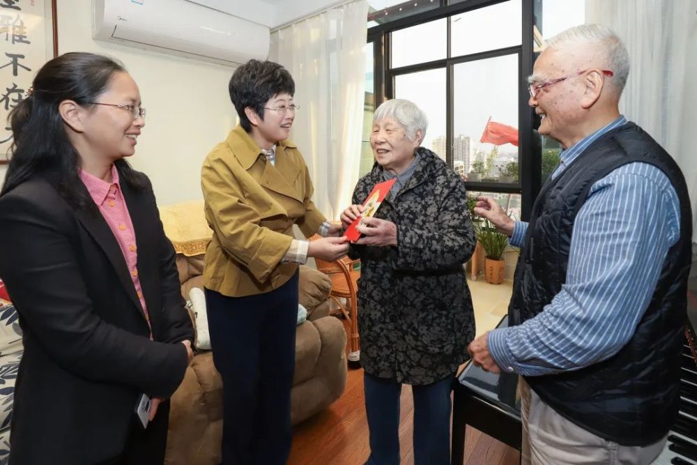 蔡艳带队走访老干部