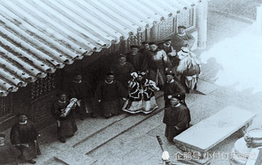 历史上过目难忘照片:洋人在城墙上偷拍的慈禧,图5被囚禁在站笼中活活