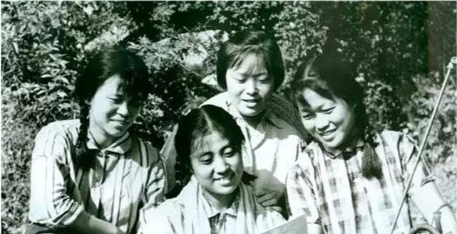1970年,一女知青因赌气嫁给农民,上了报纸,结局如何