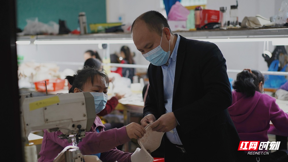 在湘潭县石鼓镇铜梁村的湘潭昌山鞋业有限公司生产车间内一片繁忙