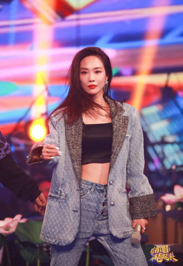 自从2020年参加女团选秀节目《乘风破浪的姐姐》后,王霏霏就在圈内