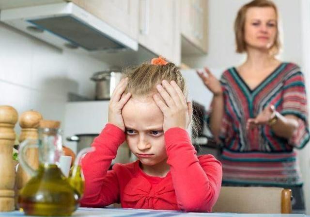 孩子不能接受批评怎么办?学会这三招,教你与孩子正确沟通
