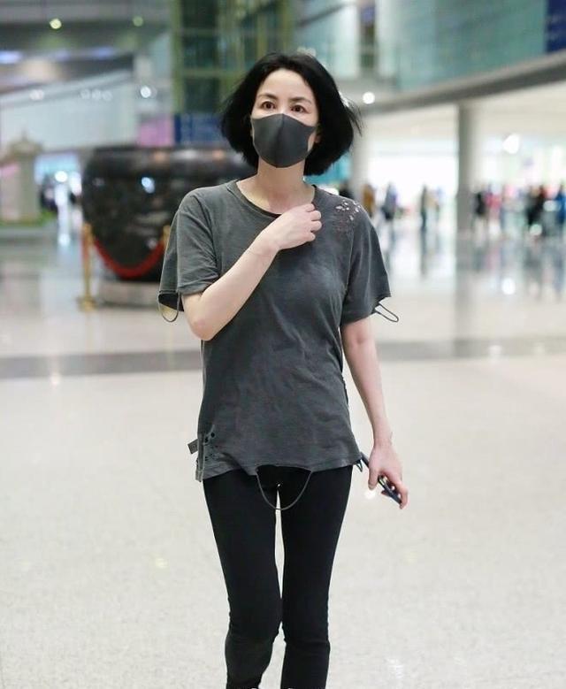 王菲近照状态真好,穿衣打扮宽松舒适,皮肤白皙细腻无皱纹