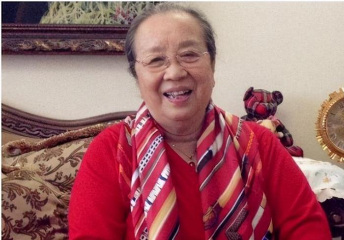 84岁"容嬷嬷"李明启现身,打扮朴素显和蔼,私下背万元包买菜