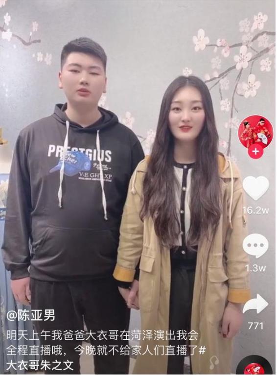 陈亚男融入婆家生活扎马尾辫穿毛呢风衣包饺子手上的钻戒抢镜