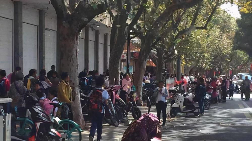 孩子上高中了还要接送,自己去上学不行吗?父母的回答太扎心
